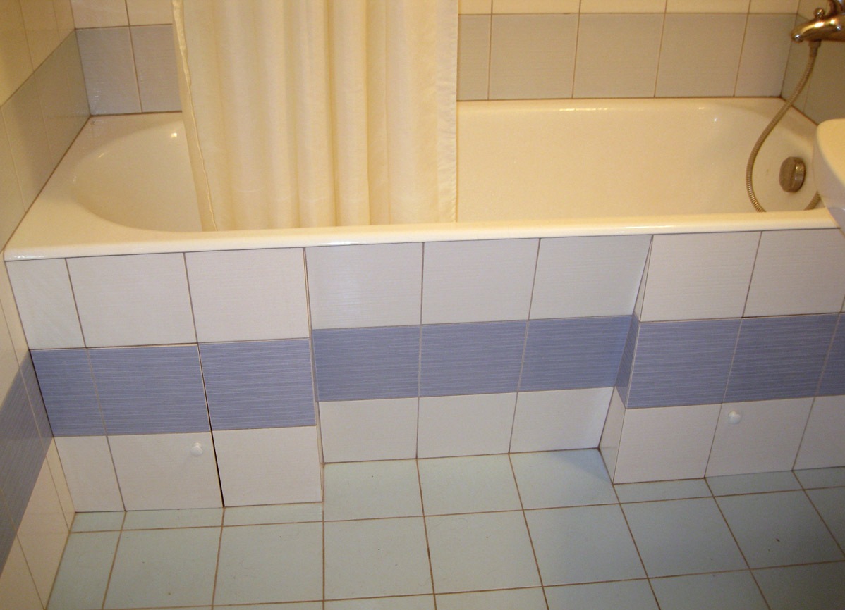 Ванна с нишей под ноги. Экран для ванны из плитки. Экран под ванной из плитки. Экран на ванную из плитки. Экран под плитку для ванной.