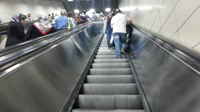 Почему в метро у эскалатора поручень всегда едет быстрее ступенек - Архитектура и интерьер