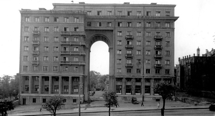 Зачем в московском доме на Земляном валу сделали огромную 20-метровую арку в жилом доме - Архитектура и интерьер