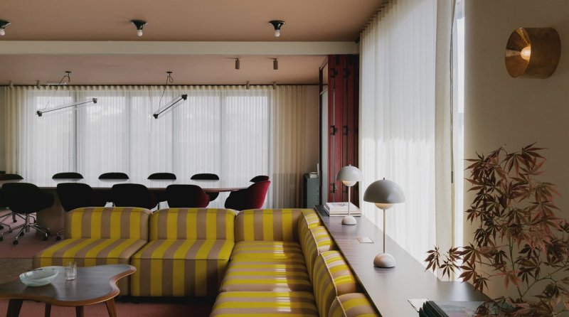 Уютный офис в эстетике американских частных домов 50-х годов – проект студии Daytrip - «Интерьер»
