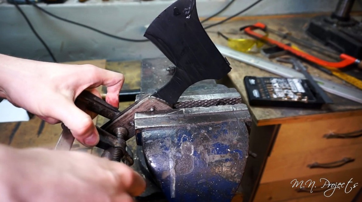 Как сделать легкий походный топорик из старого диска без ковки и термической обработки