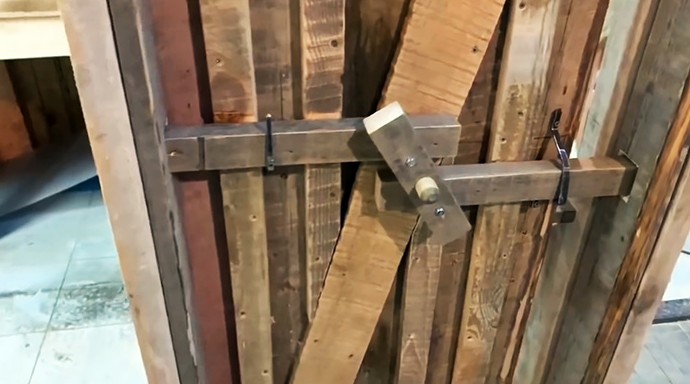 Как из старых досок сделать дверь в баню интересной конструкции