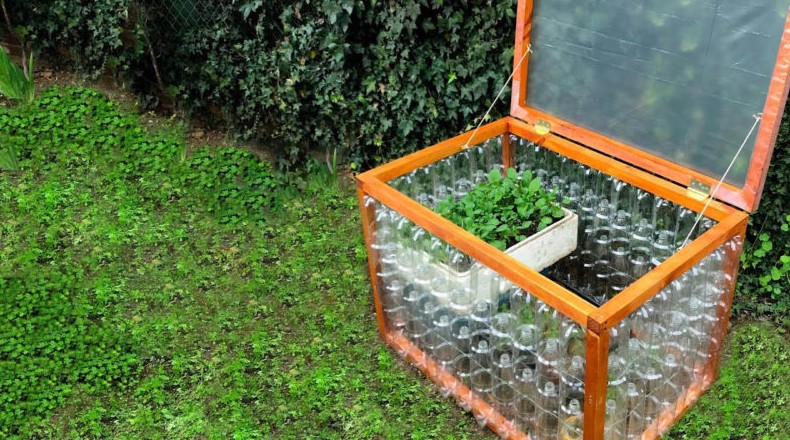 Полезная идея переработки пластиковых бутылок для огорода - «Своими руками»