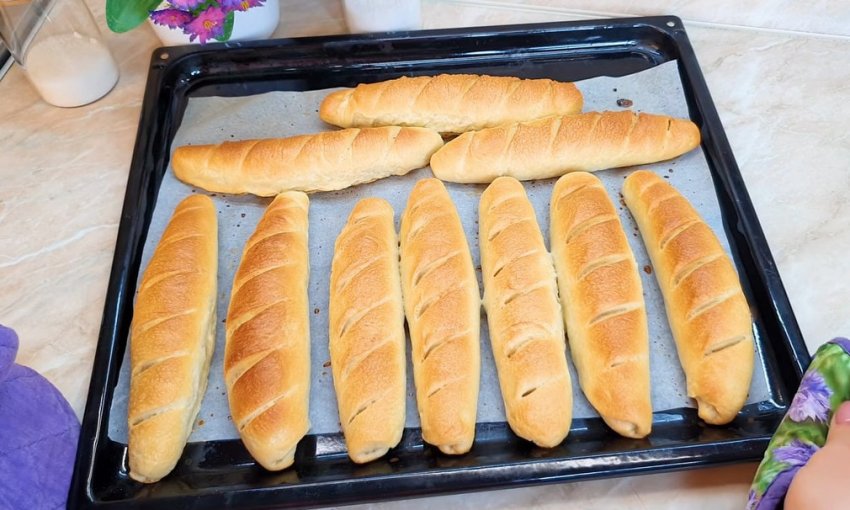 Просто опустите хлеб в кипяток перед выпечкой: лайфхак для хрустящего багета - «Рецепты советы»
