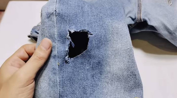 Незаметный способ починить дырку на джинсах. Аккуратная работа, с которой справится новичок - «Своими руками»
