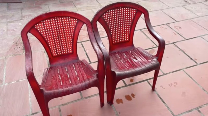 Старые пластиковые стулья переделали в настоящий шедевр. Можете сделать и вы для своего участка - «Своими руками»