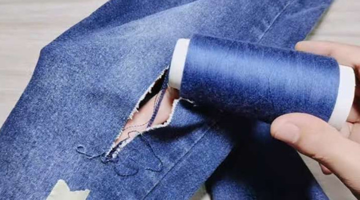 Научилась удивительным навыкам шитья, чтобы заделывать дырки на джинсах интересным способом - «Своими руками»