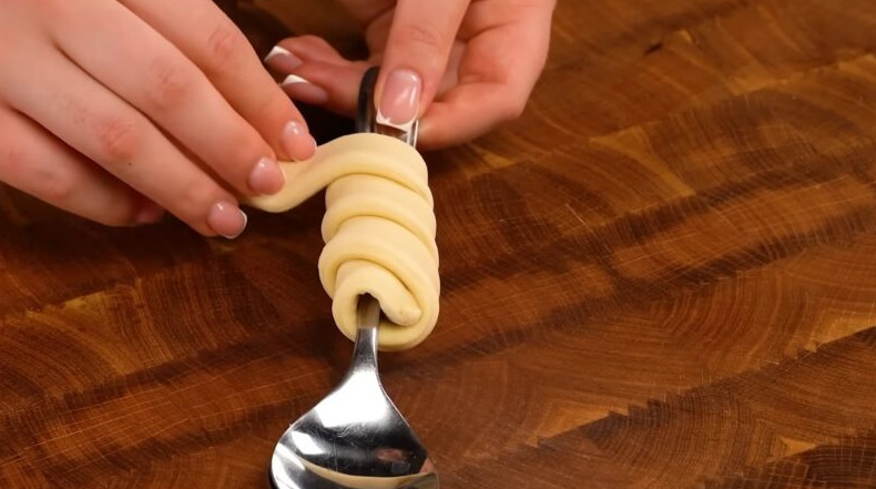 Когда хочется сладкого, а лень стоять у плиты, готовлю быстрые трубочки с кремом - «Своими руками»